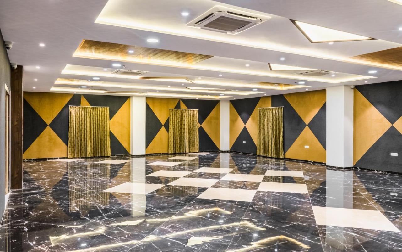 Meridian Hotel & Banquet Surat Exteriör bild